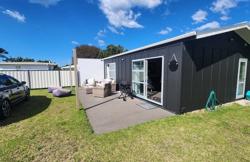 Whangamata House | Modern cosy 1 bedroom Bach, estuary location, off-street parking
