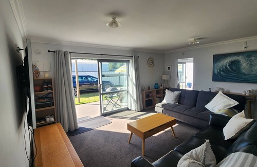 Whangamata House | Modern cosy 1 bedroom Bach, estuary location, off-street parking