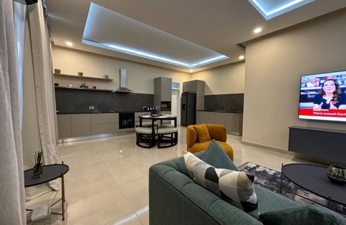 Lusaka Apartment | Modern cosy 2Bd Apartment in Serene Roma park with 24/7 Power WiFi and AC