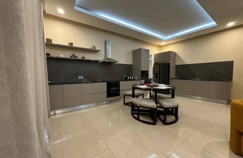 Lusaka Apartment | Modern cosy 2Bd Apartment in Serene Roma park with 24/7 Power WiFi and AC