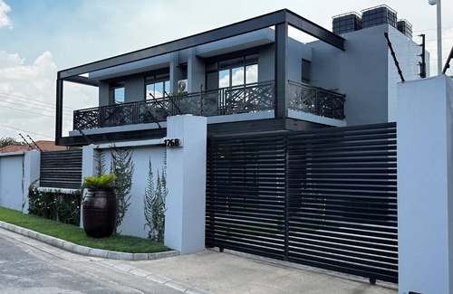 Lusaka Apartment | Modern cosy 2Bd Apartment in Serene Roma park with 24/7 Power WiFi and AC