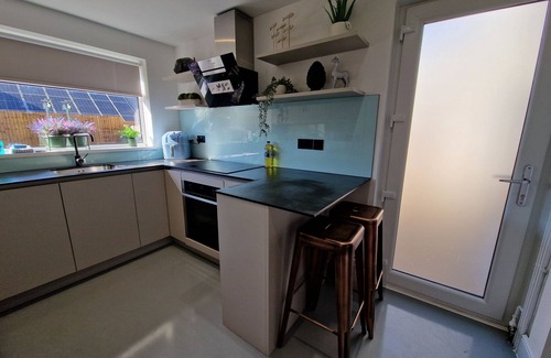 Cwmtaf House | Modern & Cosy 3 bedroom Cottage