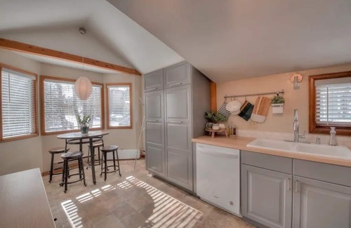 Historic District Cottage | Modern Cottage🏡3 Blocks to Main🚠4 minutes to Gondola♨️Hot Tub🐶Pets🤑$0 Cleaning fee