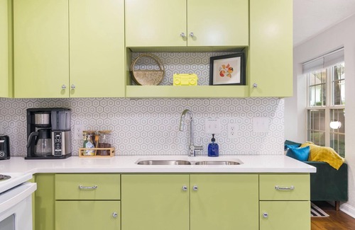Joplin House | Modern Cottage by Hospital, King Bed/Glass Shower