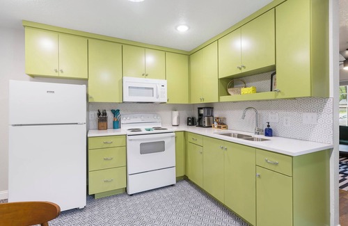 Joplin House | Modern Cottage by Hospital, King Bed/Glass Shower