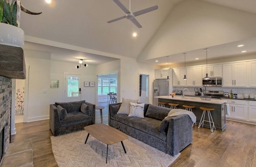 Hiawassee House | Modern Cottage on Lake Chatuge N Georgia lakefront w/private dock Sleeps 8