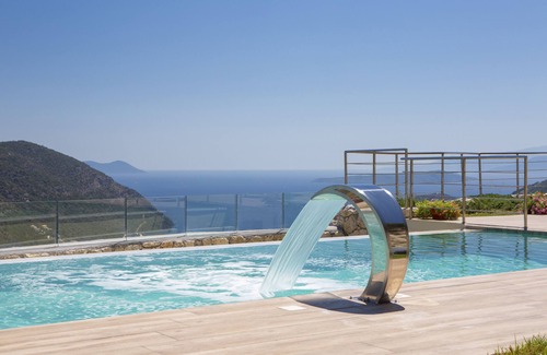 Fternon Villa | Modern country villa with stone-built BBQ area