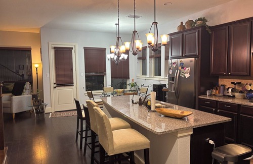 Spring Branch Central House | Modern, Cozy 2- bdr house -near Downtown, Galleria, Heights, Memorial, Med Ctr.