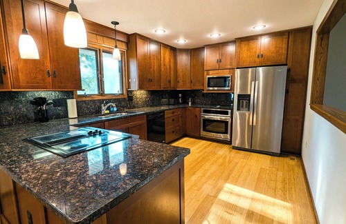 Overland Park House | Modern & cozy 3BR family retreat in south Overland Park