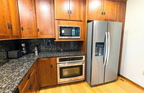 Overland Park House | Modern & cozy 3BR family retreat in south Overland Park