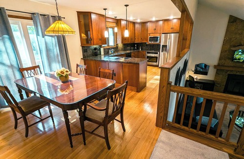 Overland Park House | Modern & cozy 3BR family retreat in south Overland Park