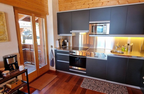 Lens Apartment | Modern & cozy chalet apartment, close to hiking trails, ski lifts & city center!