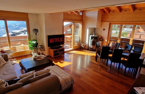 Lens Apartment | Modern & cozy chalet apartment, close to hiking trails, ski lifts & city center!