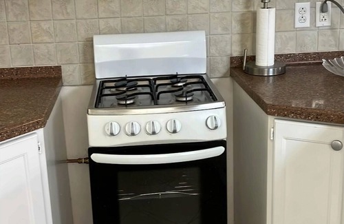 Gibbs Bay Apartment | Modern, cozy oasis 1-bedroom 7 mins from pristine beaches