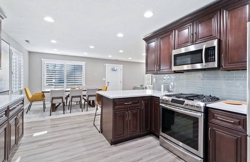 Fairpark House | Modern & Cozy Retreat ~ Hot Tub ~ Mins to Downtown