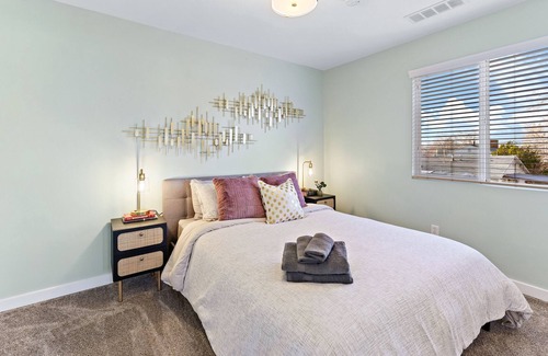 Fairpark House | Modern & Cozy Retreat ~ Hot Tub ~ Mins to Downtown