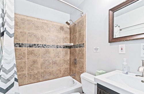 Fairpark House | Modern & Cozy Retreat ~ Hot Tub ~ Mins to Downtown