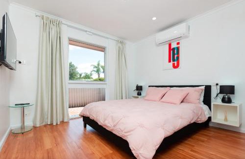 Paradise Villa | Modern Cozy Retreat-4Bedroom, Full Kitchen, Coffee Machine, Cot, Pets allowed-Fully Fenced,FreeWifi, Netflix, 2TV