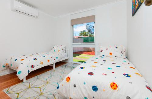 Paradise Villa | Modern Cozy Retreat-4Bedroom, Full Kitchen, Coffee Machine, Cot, Pets allowed-Fully Fenced,FreeWifi, Netflix, 2TV