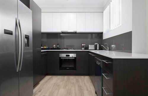 Attadale Apartment | Modern Cozy spacious 3 bdrm 2bath,FREO,Parking,AC