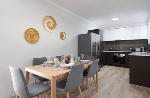 Attadale Apartment | Modern Cozy spacious 3 bdrm 2bath,FREO,Parking,AC