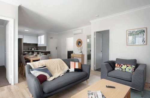 Attadale Apartment | Modern Cozy spacious 3 bdrm 2bath,FREO,Parking,AC