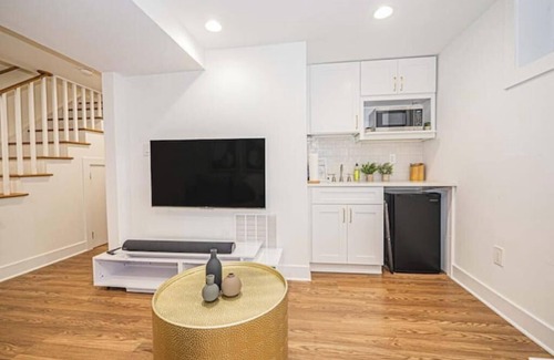 Fairlawn Apartment | Modern & Cozy Suite Centrally Located Free Parking