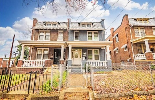 Fairlawn Apartment | Modern & Cozy Suite Centrally Located Free Parking
