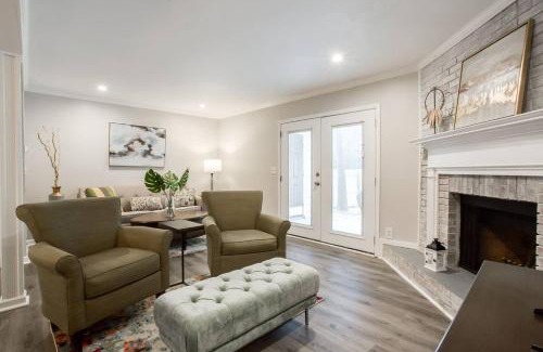 Roswell House | Modern + Cozy Townhome - minutes to Avalon w/king