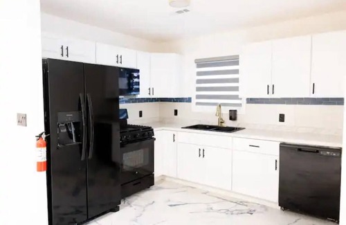 Irvington House | Modern Cozy Vacation Home with Lounge/Event Space and Backyard