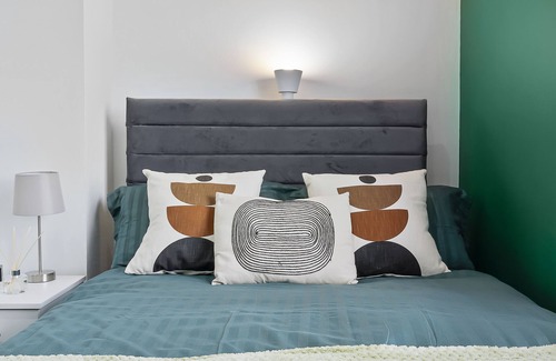 Hanger Hill Apartment | Modern-day Safari Manor En-suite in Central 1 bed w/free parking