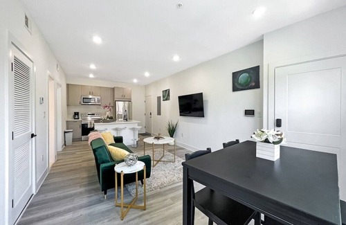 Kingman Park Bed & Breakfast | Modern DC Unit | City Skyline View | Prime Location