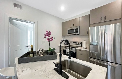 Kingman Park Bed & Breakfast | Modern DC Unit | City Skyline View | Prime Location