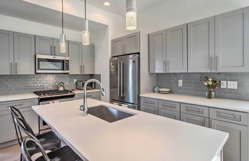 Jefferson Park House | Modern Denver Townhome w/Rooftop Terrace!