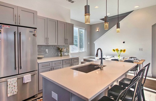 Jefferson Park House | Modern Denver Townhome w/Rooftop Terrace!