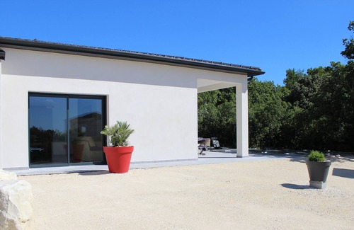 La Garde-Adhemar House | Modern design house with pool in Drome Provençale