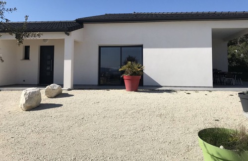 La Garde-Adhemar House | Modern design house with pool in Drome Provençale