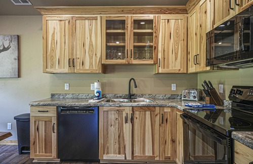 Conover Cabin | Modern dog-friendly cabin with hot tub, gas fireplace, patio, grill, & washer/dr