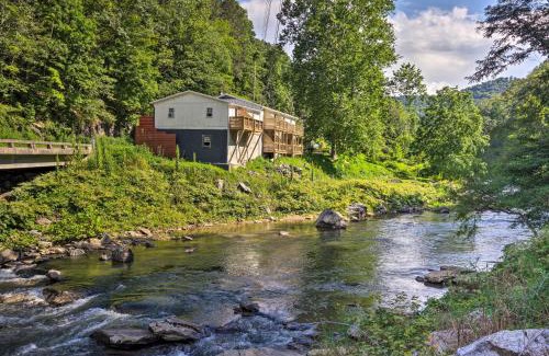 Burnsville Apartment | Modern, Dog-Friendly Getaway on Cane River!