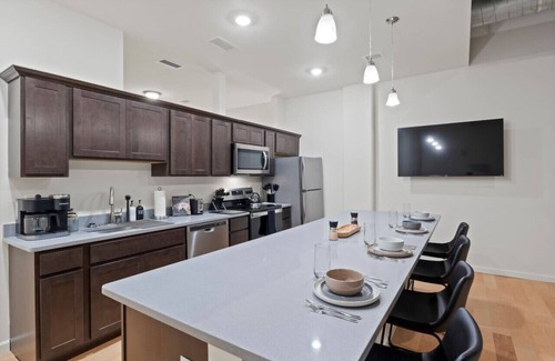 Central Business District Apartment | Modern Downtown Apartment - 1BR