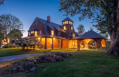Kennebunkport House | Modern Elegance: State-of-the-Art Luxury Retreat Near Colony Beach