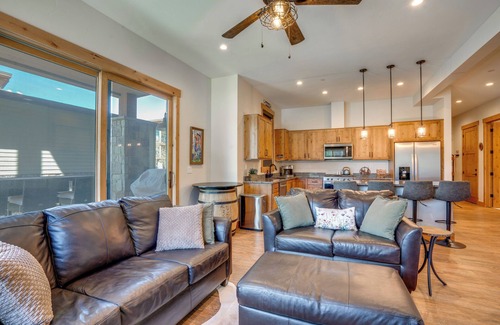 Fraser Condo | Modern Elk Creek Condo w/Hot Tub & Heated Floors