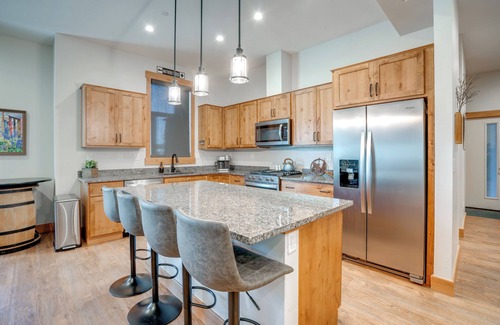 Fraser Condo | Modern Elk Creek Condo w/Hot Tub & Heated Floors