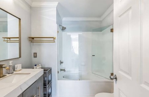 New Tampa Apartment | Modern Escape-Cali King Beds-EV Chargers Available
