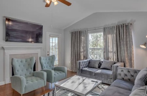 New Tampa Apartment | Modern Escape-Cali King Beds-EV Chargers Available