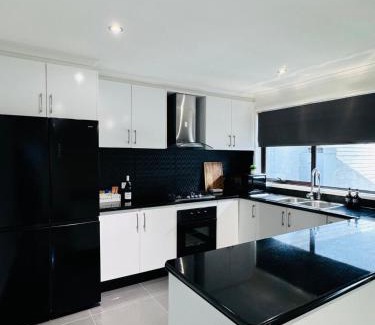 Melton West House | Modern Escape with Open Yard