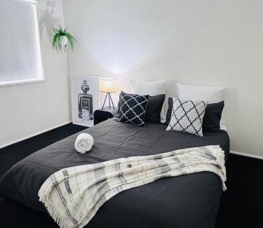 Melton West House | Modern Escape with Open Yard