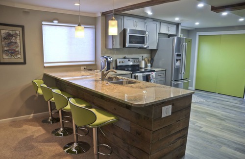 Scenic Heights Apartment | Modern Executive Apartment, Full Kitchen, Hot Tub