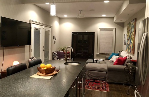 St. Matthews House | Modern Executive Home with Hot Tub