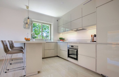 Cap-d'Antibes Apartment | Modern Family Home 5 min to Beach +Pool +Garage.
